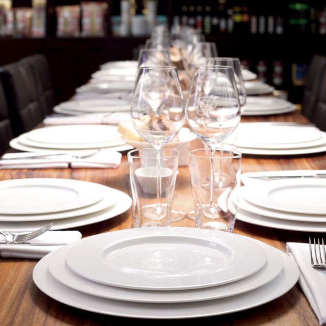 A table plate with handle 24cm