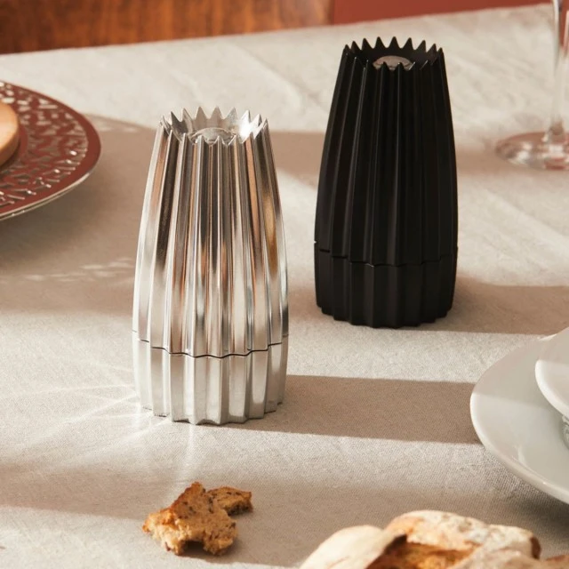 Salt or pepper mill Grind