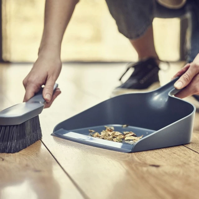 Brush and dustpan with wall mount Color blue