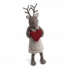 Μεγάλο κορίτσι ελαφιών με μια καρδιά