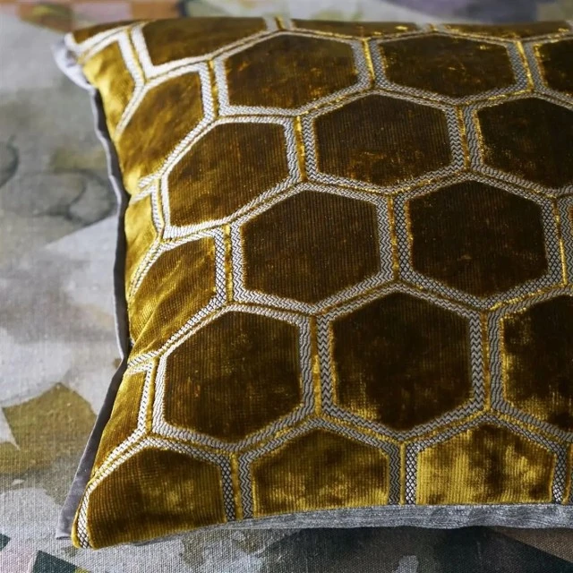 Възглавница Manipur velvet Designers Guild Цвят охра