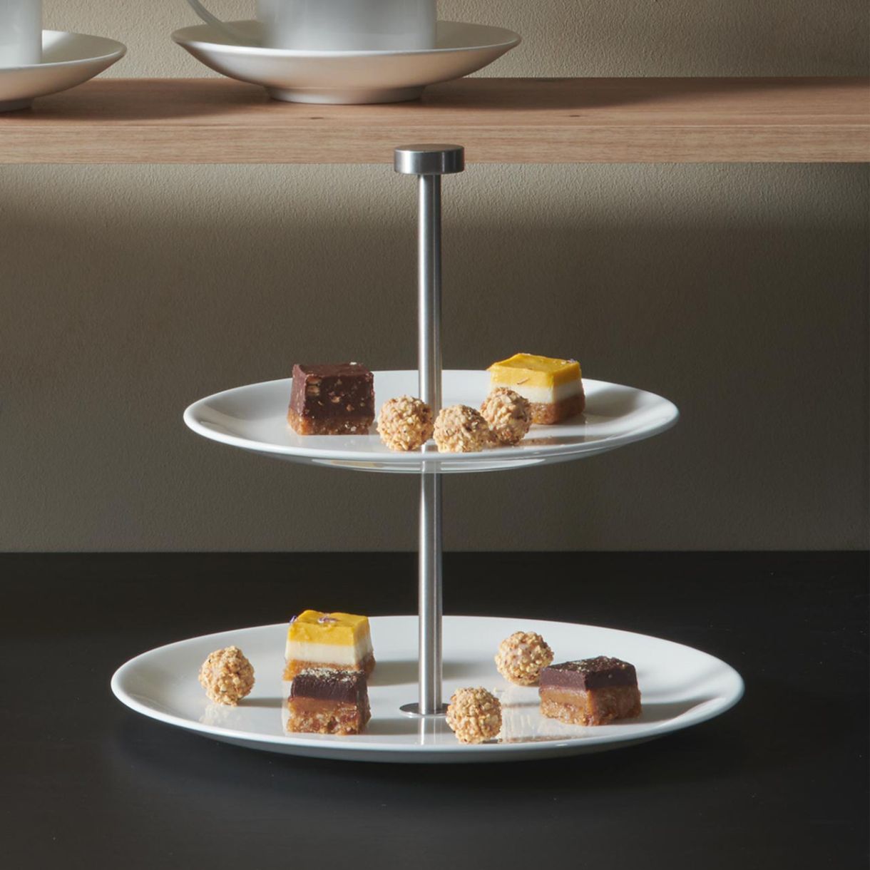Двуетажна поставка за сладки A table