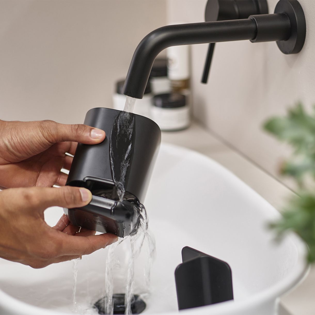 Поставка за четка за зъби EasyStore ™ 3 секции Цвят черно