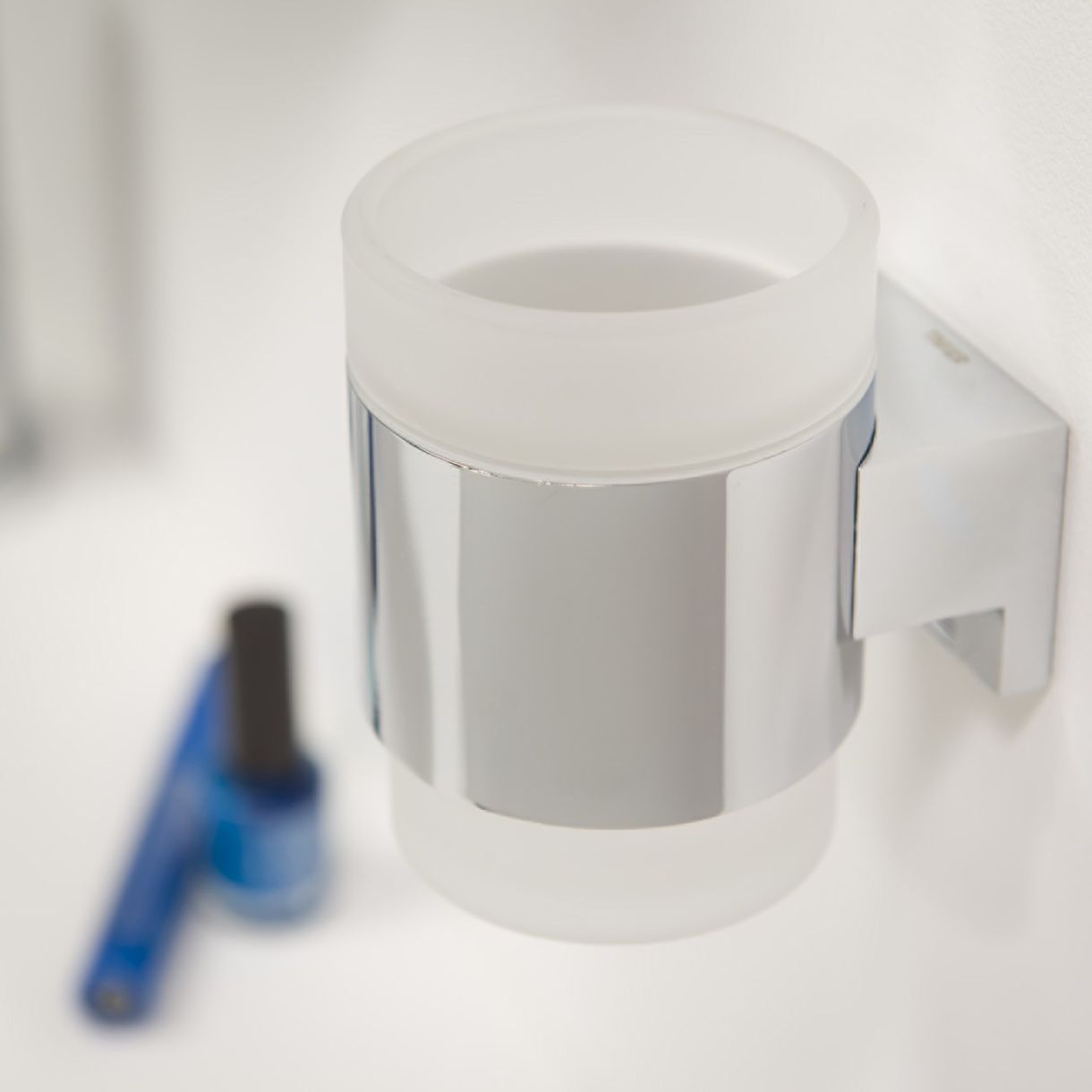 Toothbrush holder Bold Polished steel color