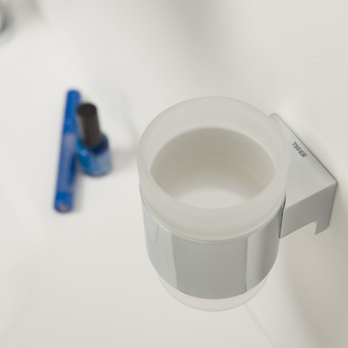 Toothbrush holder Bold Polished steel color