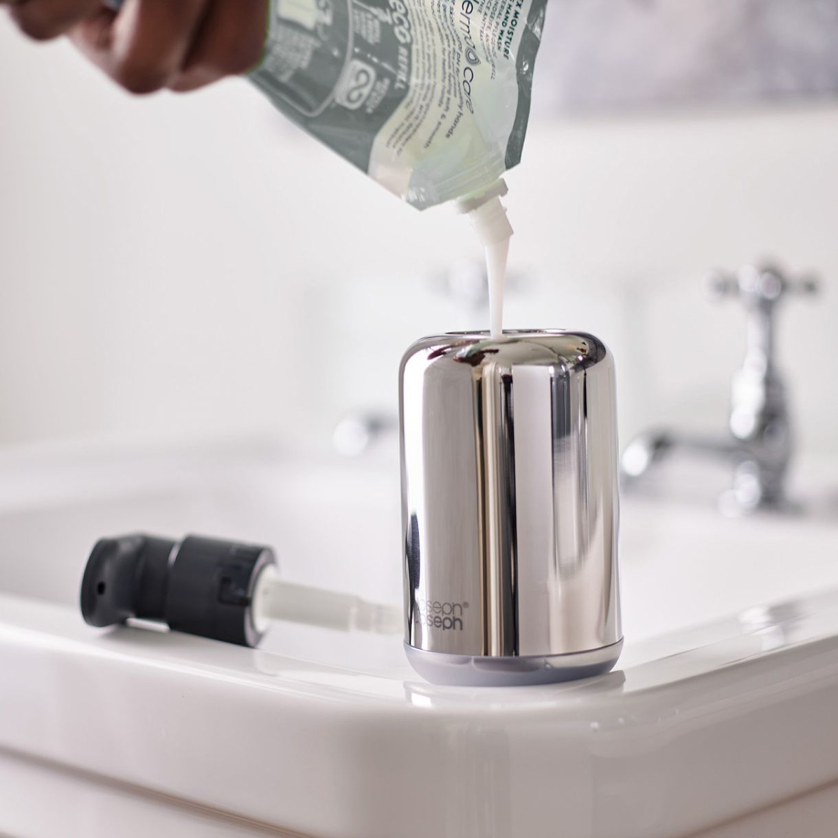 Δοσομετρητής υγρού σαπουνιού EasyStore™ Luxe σε χρώμα χάλυβα