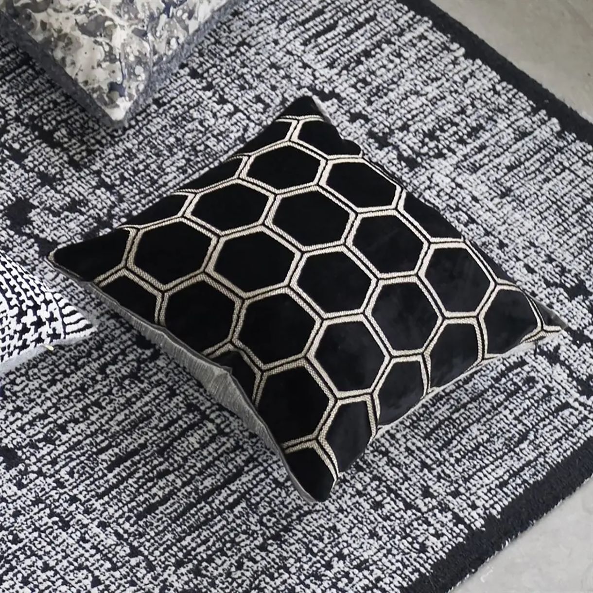 Μαξιλάρι Manipur βελούδο Designers Guild Χρώμα μαύρο