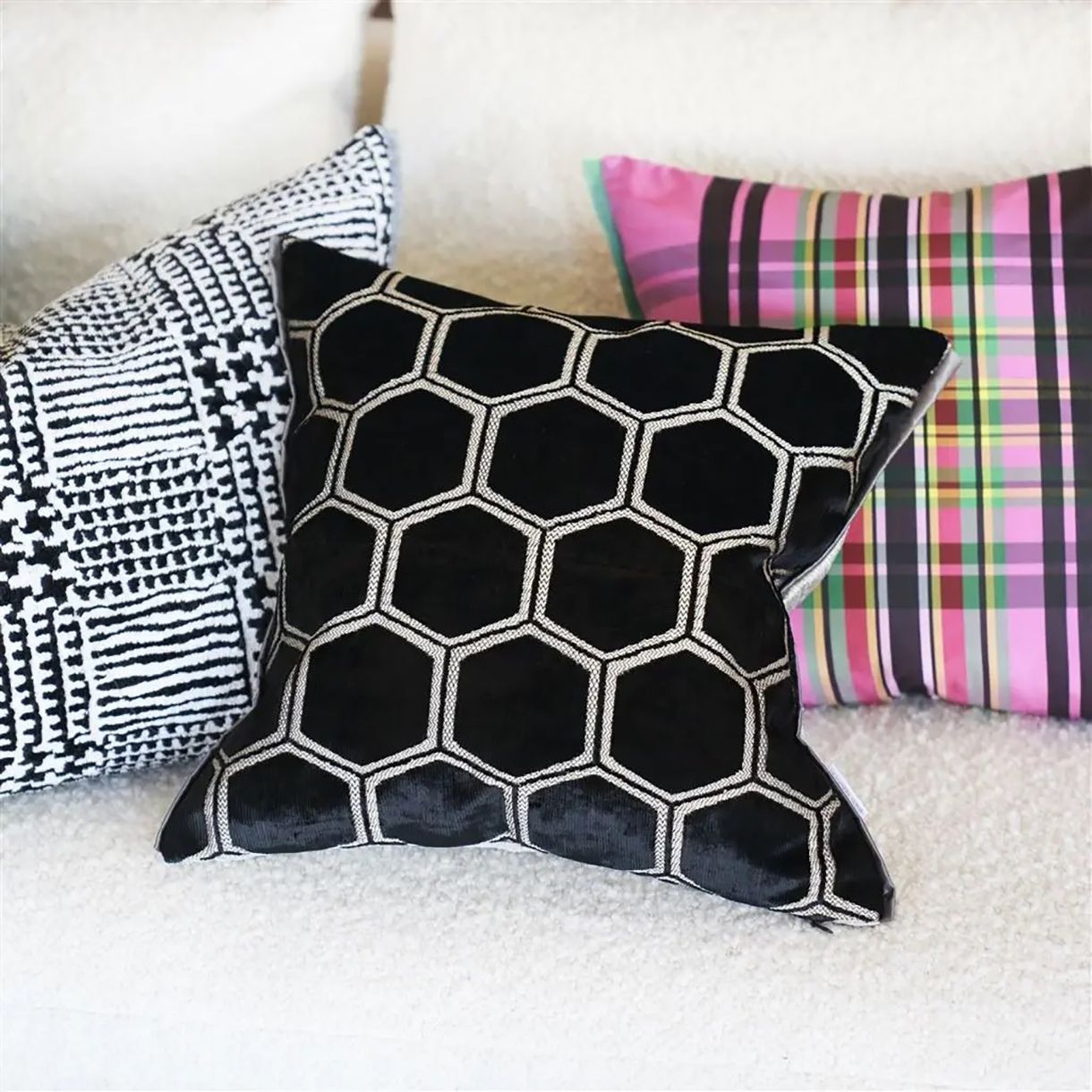 Μαξιλάρι Manipur βελούδο Designers Guild Χρώμα μαύρο