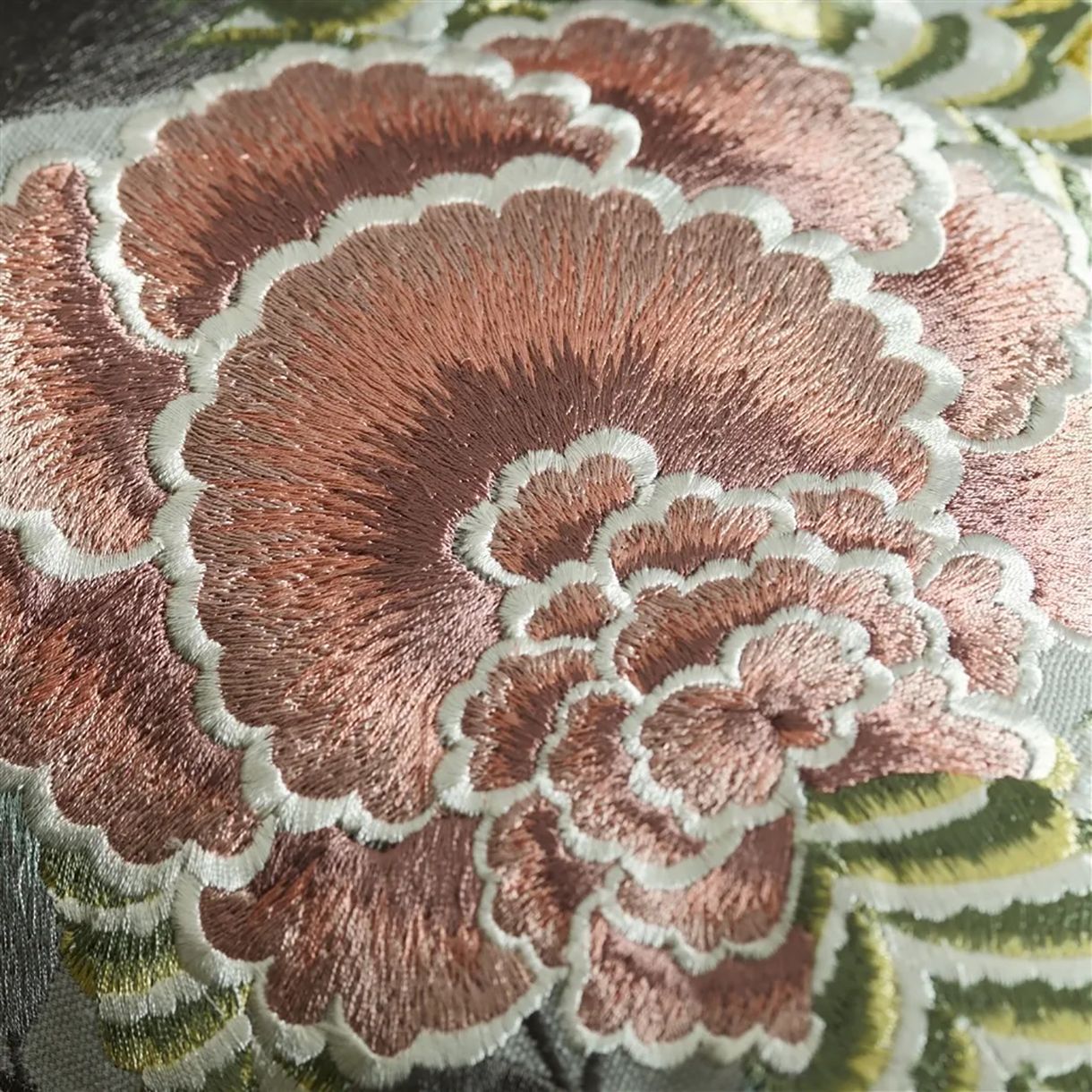 Cushion Brocart decoratief embroidery Designers Guild Apricot color