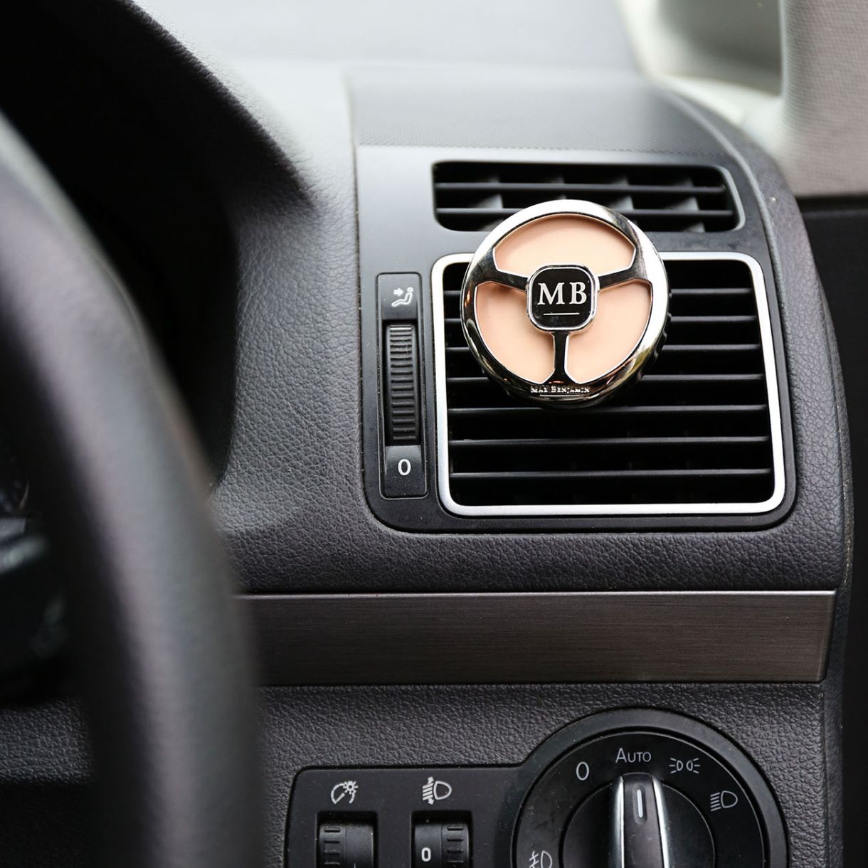 Car air freshener Irish leather &amp; oud